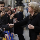 Irene Rigau y Joana Ortega saludan a la salida del TSJC.