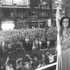 Lola Flores, durante la actuación en la plaza de Santo Domingo en las Fiestas de San Juan y San Pedro. CÉSAR