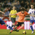 Messi, autor de dos goles para el Barcelona, intenta superar a dos rivales deportivistas.