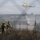 Equipos de extinción de incendios trabajando. FERNANDO OTERO PERANDONES