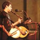 El músico Enrique Almendros, tocando la flauta y el tamboril en un concierto con La Musgaña en León