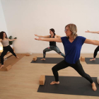 Judith Martínez, durante una clase en su esudio deyoga de Ponferrada. L DE LA MATA