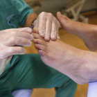 Un pódolo atiende a uno de sus pacientes, en una fotografía de archivo. JESÚS F. SALVADORES