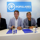 Majo junto a Eduardo Cabanillas ayer en la reunión del PP. MARCIANO