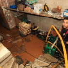 Un bombero bombeaba ayer agua de un sótano en la avenida de Astorga.