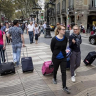 Turistas con maletas.