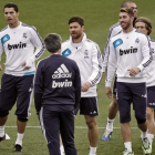 El técnico del Real Madrid, José Mourinho, observa a sus jugadores en un entrenamiento.