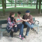 Olalla Gómez junto a dos de los leoneses que colaboraron con ella en el proyecto.
