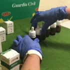 La Guardia Civil ha detenido a dos personas e investiga a una tercera por los supuestos delitos de estafa agravada y contra la salud pública.