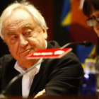 El escritor holandés Cees Nooteboom durante la conferencia que dio en Caja España.