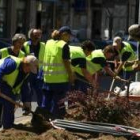 La imagen muestra a un grupo de mujeres trabajando en los jardines