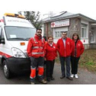 Voluntarios de Cruz Roja, ayer junto a la ambulancia.