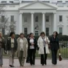 Las hermanas y la novia de McCartney, a su salida de la Casa Blanca