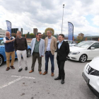 Voces, con representantes municipales, en la inauguración de la feria del vehículo de ocasión. BARREDO
