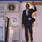 Barack Obama desciende del 'Air Force One' a su llegada a Londres.