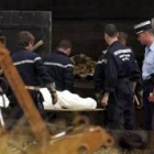 Los bomberos retiran uno de los cádaveres de los ocho fallecidos en el centro de equitación francés