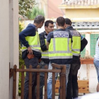Agentes de la Policía Nacional, durante el registro que han realizado en la vivienda donde ha sido detenido hoy el presunto pederasta del barrio madrileño de Ciudad Lineal.