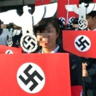 Estudiantes del colegio secundarista Kuang Fu, desfilan vestidos como soldados Nazi, en la ciudad de Hsinchu en Taiwán. El 24 de diciembre de 2016.