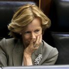 La vicepresidenta del Gobierno, Elena Salgado, pensativa durante un pleno.
