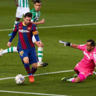 Messi saltó al campo en la segunda mitad, hizo dos goles y reactivó al Barcelona. ALEJANDRO GARCÍA