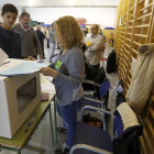 Votación en la consulta del 9-N en un instituto de Sant Vicenç dels Horts, en el 2014.