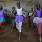 Los bailarines practican en el aula improvisada de la academia a la que asisten 427 huérfanos. DANIEL IRUNGU