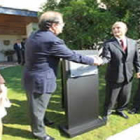 La alcaldesa de Villafranca mira atenta al presidente de la Junta, que saluda al ministro Miguel Sebastián, junto a Miguel Martínez