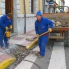 Empleados municipales trabajan en un paso de cebra