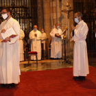 Un momento de la ceremonia de ordenación de los dos nuevos diáconos oficiada ayer en la Catedral de León. DL