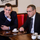 El presidente del Consejo Ejecutivo de Corcega, Gilles Simeoni (izquierda) y  el presidente de la Asamblea de Corcega, Jean Guy Talamoni, en París en el 2016.