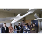 Alumnos de Cartum, de quienes surgió la iniciativa de traer Auvsi a León, con un prototipo diseñado y fabricado por ellos