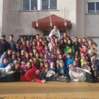 Un grupo de chicos y chicas posa frente al albergue Montaña Oriental de León.