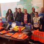 Imagen de los miembros de la Agrupación Local de Santa María con el material recibido. DL
