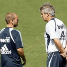 El centrocampista holandés conversa con su todavía entrenador, Pellegrini .