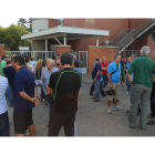 Concentración de trabajadores, ayer, a las puertas de la planta de Antibióticos.