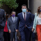 Aragonès entre Puigneró y la consellera de presidencia. QUIQUE GARCÍA