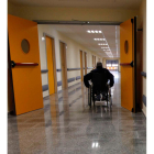 Un pasillo del Hospital de León. JESÚS F. SALVADORES