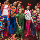 La diseñadora española Ágata Ruiz de la Prada, con las modelos que desfilaron ayer en Nueva York. EDU BAYER