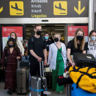 Varios turistas llegan ayer al aeropuerto de Palma de Mallorca. CATY CALDERA