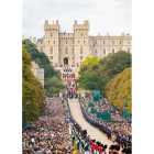 La comitiva fúnebre llega al castillo de Windsor en medio de una auténtica multitud congregada para dar el último adiós a Isabel II. En la otra foto, los reyes de España, Felipe VI y Letizia, sentados en la misma fila que Juan Carlos I y Sofía. JON ROWLEY /RTVE