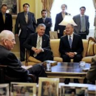 Varios senadores republicanos discuten sobre la situación enconómica en el Capitolio en Washington