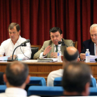 Velasco, González Gago y García, en la reunión celebrada ayer en Ponferrada con alcaldes.