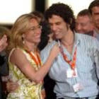 Carmen Chacón abraza a Pedro Zerolo, ambos de enhorabuena, pues forman parte de la Ejecutiva Federal