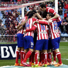 Los jugadores del Atlético de Madrid celebran uno de los goles marcados al Real Valladolid.