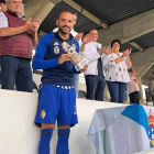 Yuri, como capitán, recoge el trofeo para la Deportiva en el trofeo de Ribadeo. SDP
