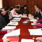 María Rodríguez y Miguel Ángel Fernández, junto a los comerciantes de la capital.