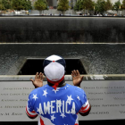 Albert Biatta, de Queens, reza en la piscina de la Torre Norte durante un acto celebrado en memoria de las víctimas de los ataques terroristas del 11-S en 2001, en el World Trade Center.
