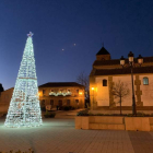 Imagen de archivo de la plaza Mayor de Gordoncillo en Navidad. DL