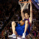 Fran Vázquez efectúa un mate en presencia de un rival del Bizkaia Bilbao Basket.