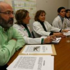 Los representantes en la Junta de Personal del Hospital, ayer, reclamando las cabezas de los directi